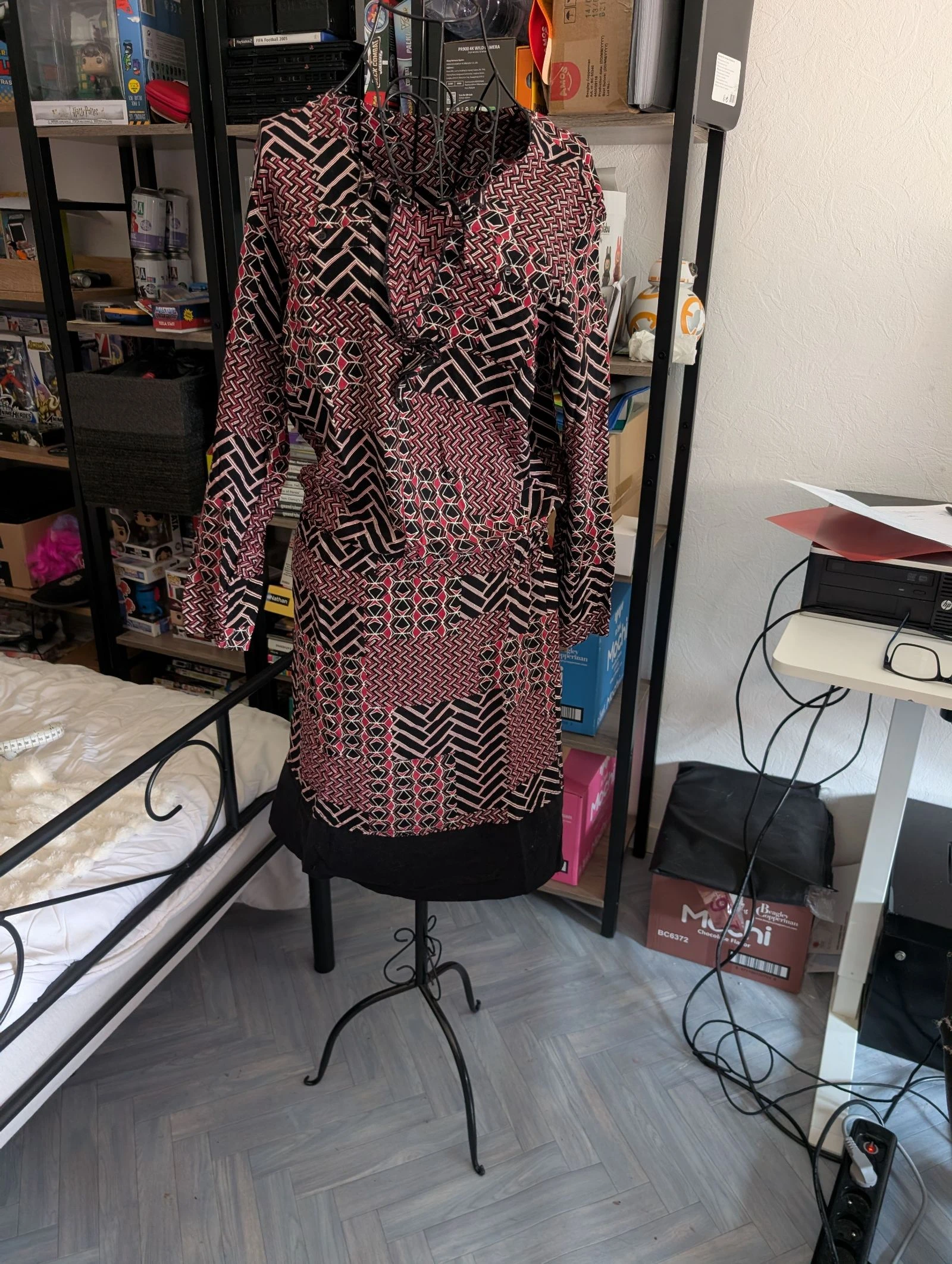 Très Jolie robe élégante et graphique a manches longues